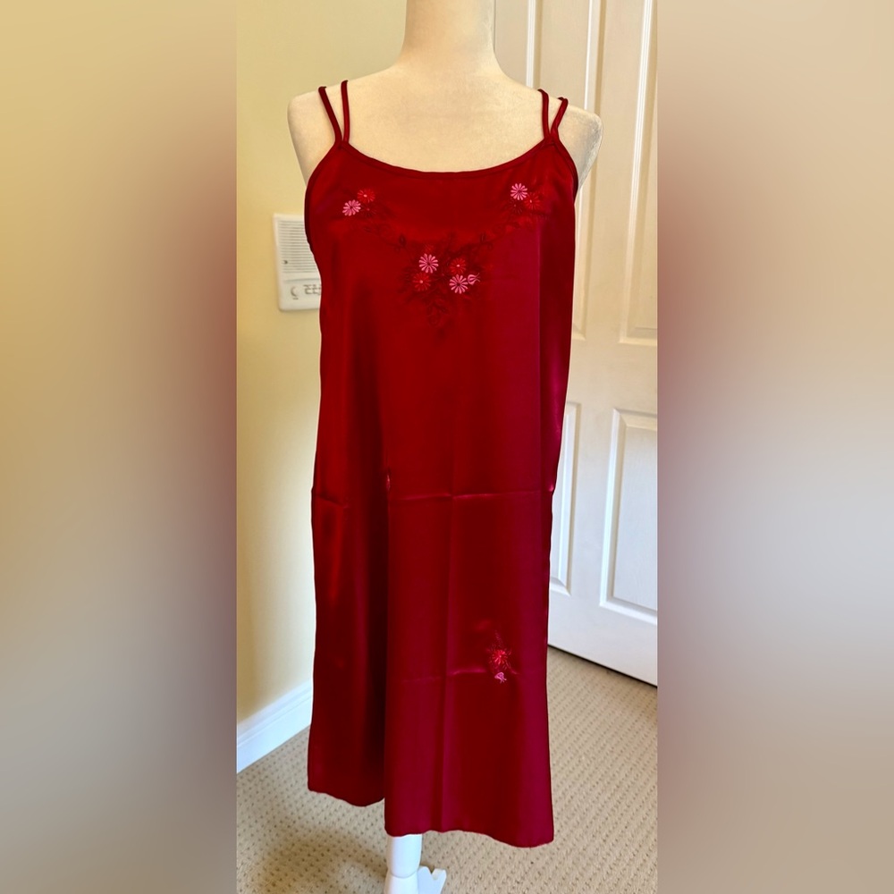 NWOT Elegant Red Embroidered silk nightgown, purchased in China, Sz Small